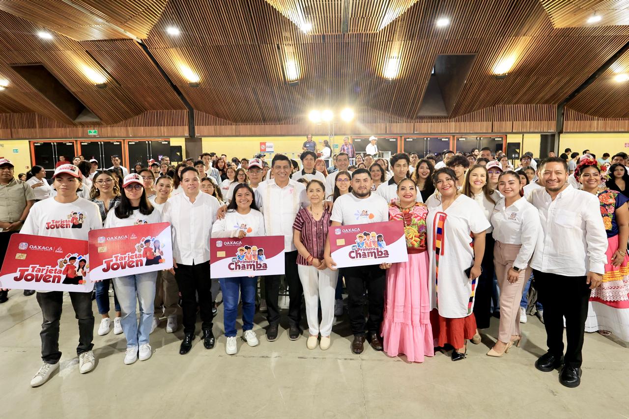 Con entrega de tarjetas Joven y de Mi Primera Chamba, Gobierno de Oaxaca reconoce a las juventudes como protagonistas de la transformación