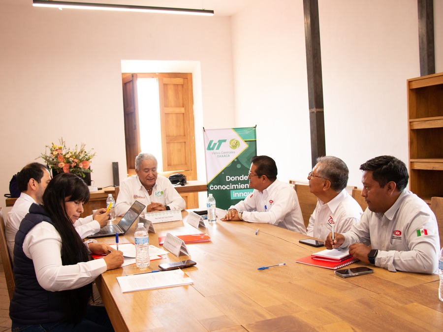 Establece UTVCO vínculos institucionales con la CMIC y el SNE