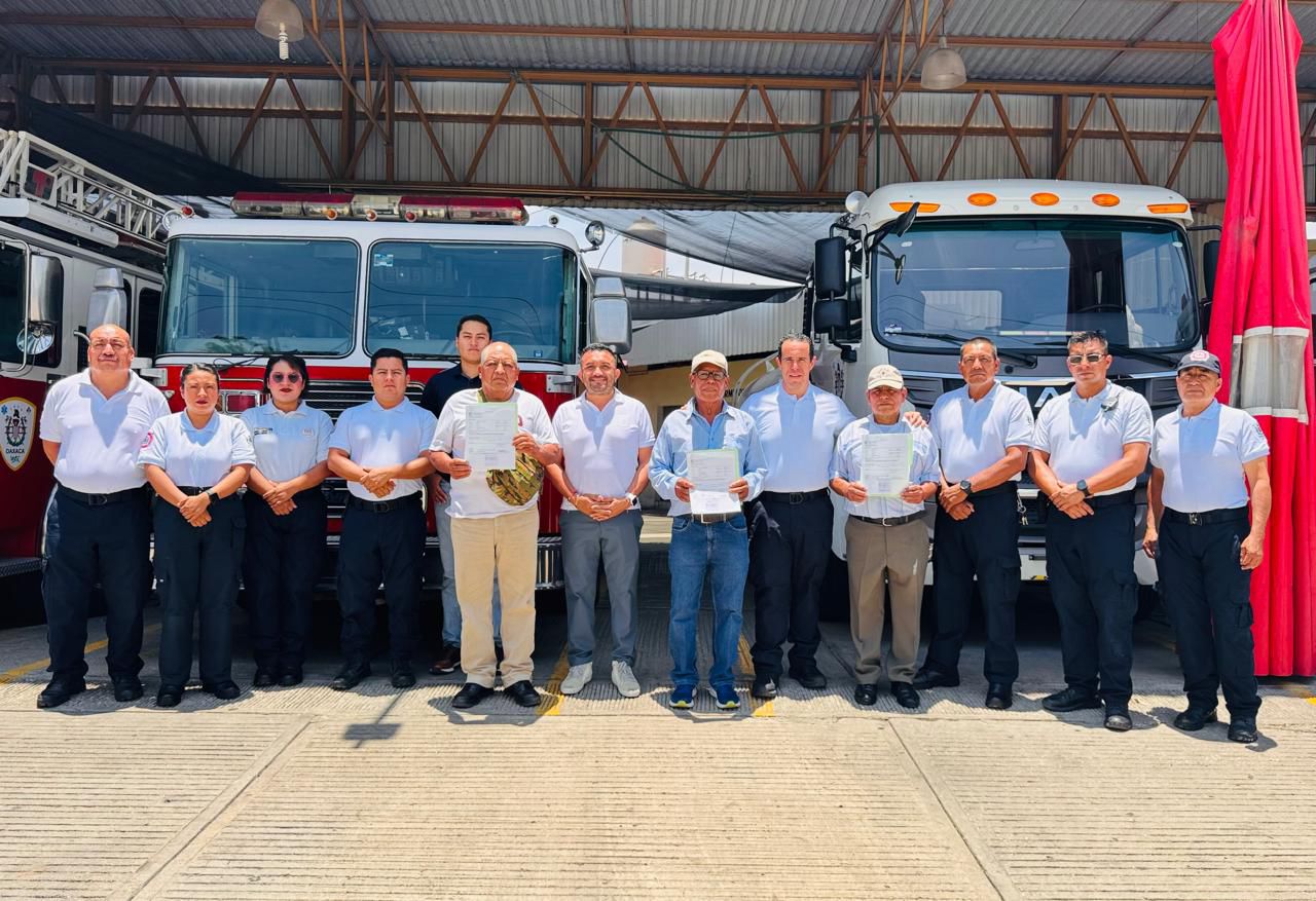 Entrega Gobierno de Oaxaca constancias a pensionados del Cuerpo de Bomberos para acceder a servicios médicos