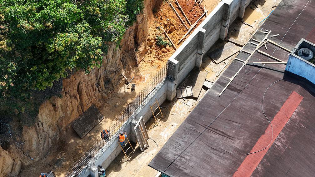 Construye SIC muro de contención en la Casa del Estudiante Indígena en San Baltazar Loxicha