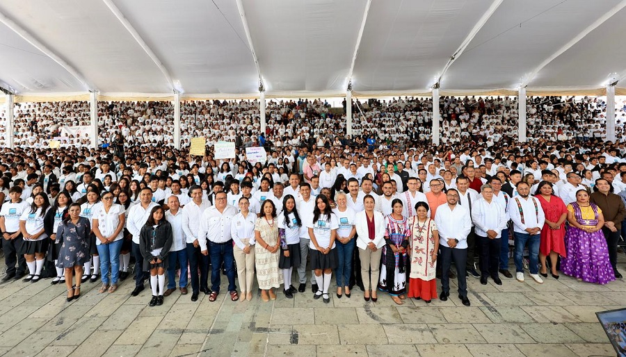 Entrega Salomón Jara equipo de cómputo a 302 planteles de educación media superior de Oaxaca