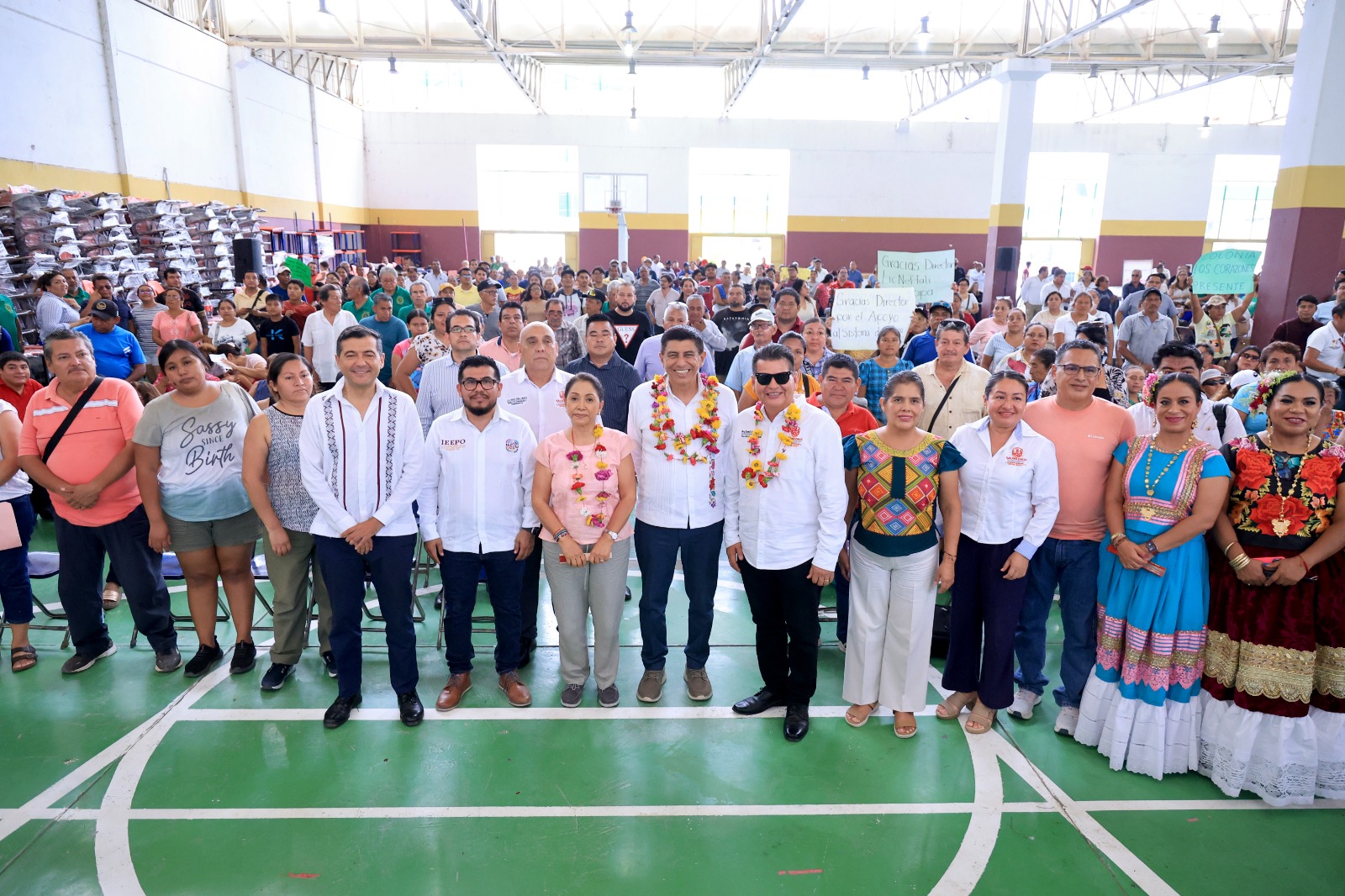 Prioriza Salomón Jara entornos estudiantiles con la entrega mobiliario a escuelas de Salina Cruz