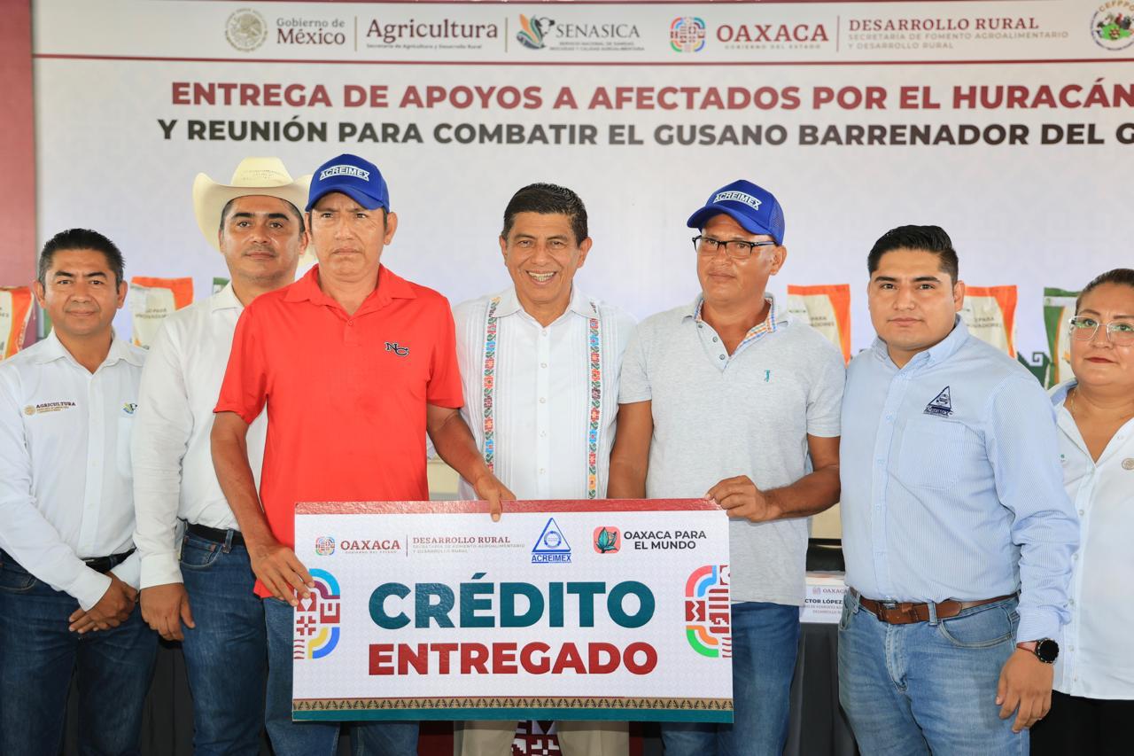 Previene Salomón Jara avance de gusano barrenador con entrega de kits en la Costa