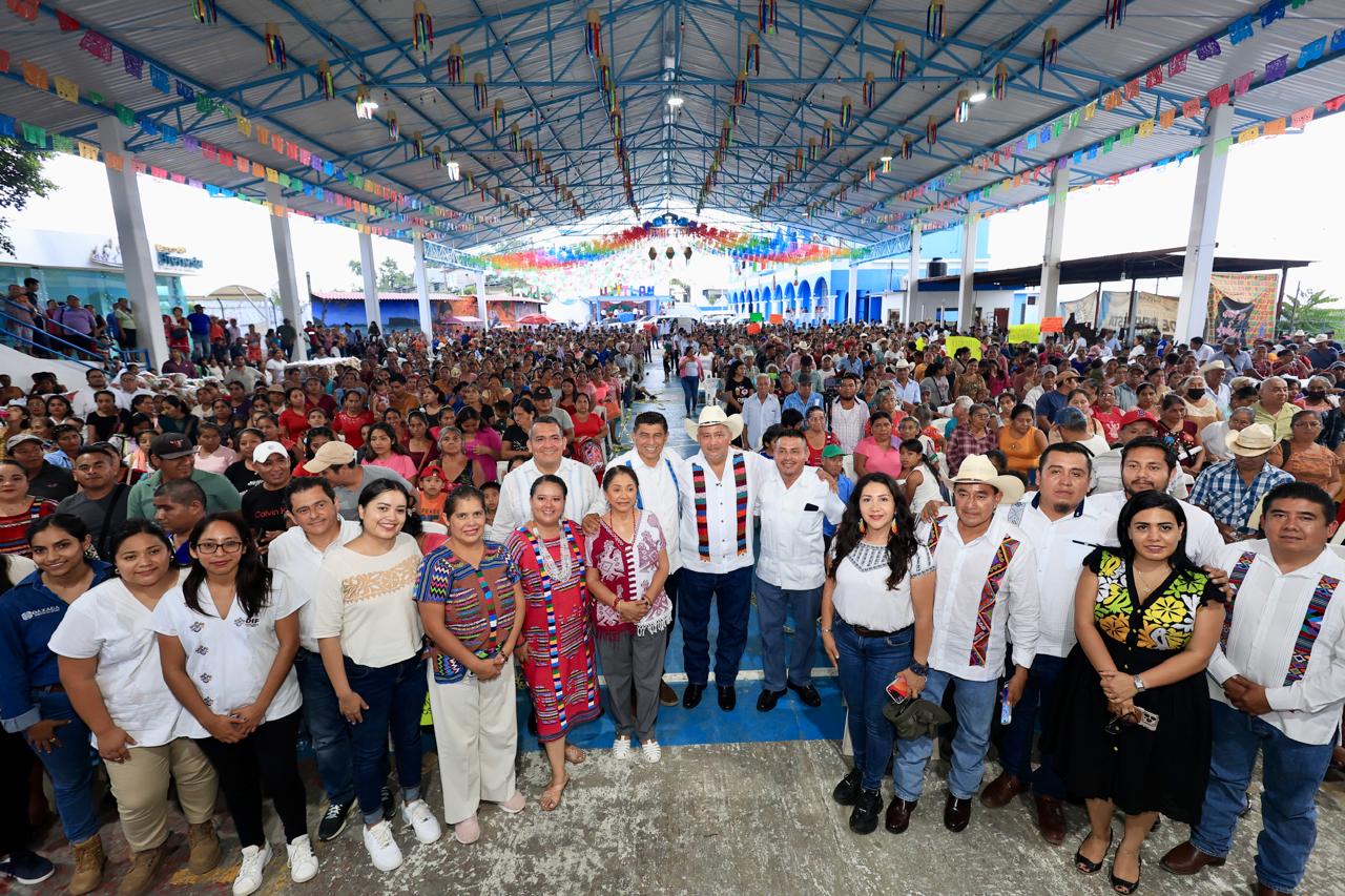 Apoya Gobierno de Oaxaca a grupos prioritarios de San Lucas Ojitlán con canastas alimentarias y aparatos funcionales