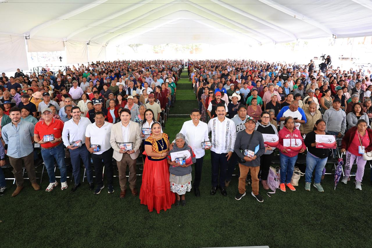 Amplía Salomón Jara acceso a la salud con distribución de tarjetas de Farmacias Bienestar