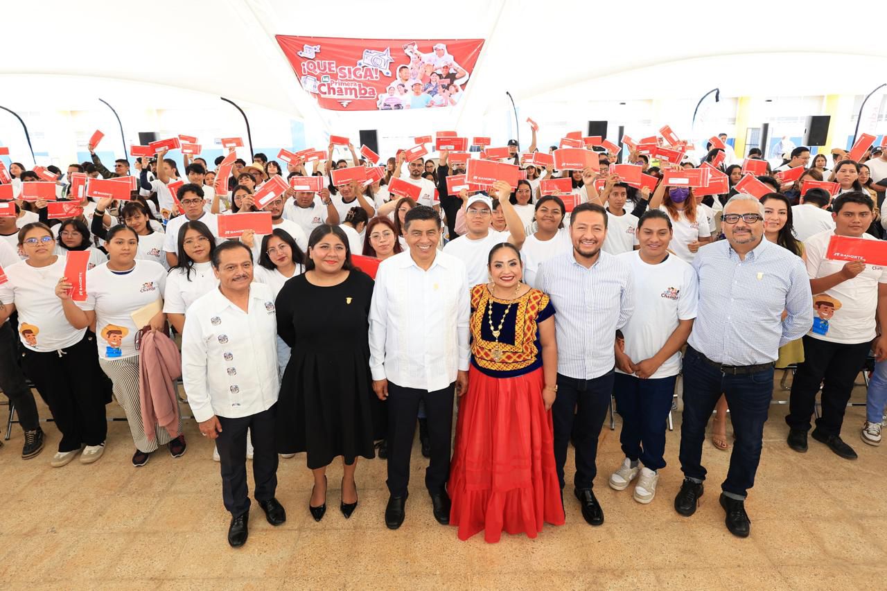 Con la entrega de 835 tarjetas Mi Primera Chamba, Salomón Jara abre oportunidades laborales a juventud oaxaqueña