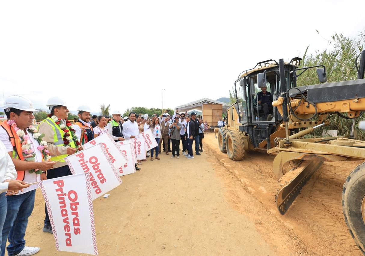 Inicia Gobernador de Oaxaca pavimentación de la avenida Río Salado en Santa Cruz Amilpas