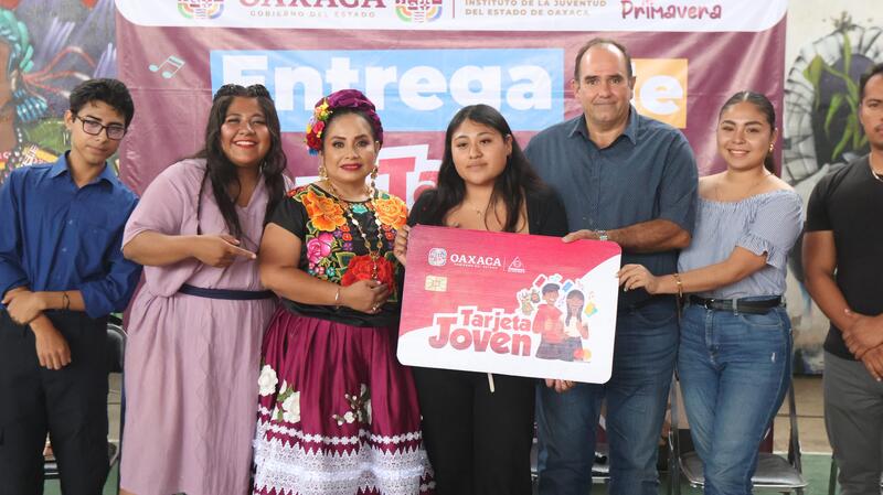 Entrega Gobierno de Oaxaca 374 Tarjetas Joven en Villa de Etla que abre oportunidades de desarrollo educativo, social y deportivo