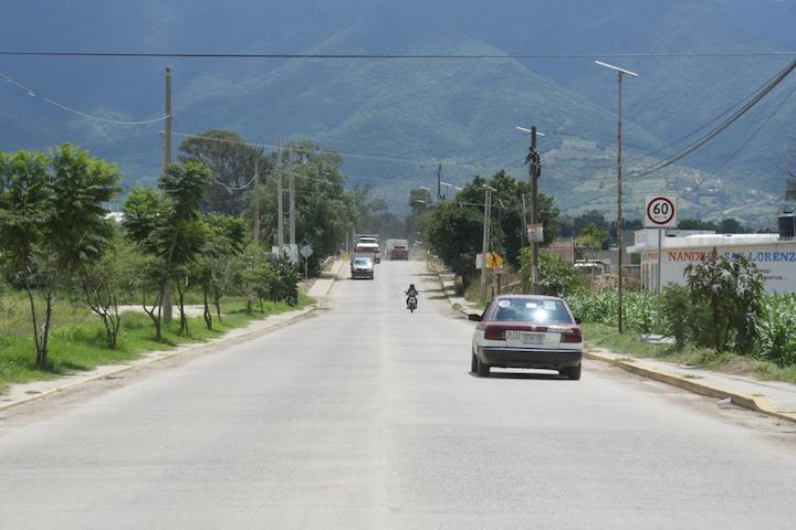 Cumple Gobierno de Oaxaca con la pavimentación del acceso principal de San Lorenzo Cacaotepec