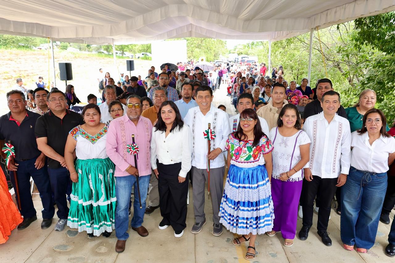 Inaugura Gobernador Salomón Jara pavimentación de camino en Santiago Suchilquitongo