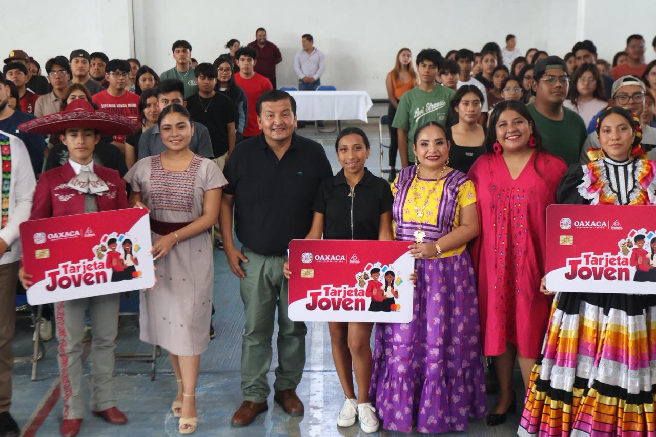 Entrega Gobierno de Oaxaca Tarjetas Joven en Zimatlán de Álvarez