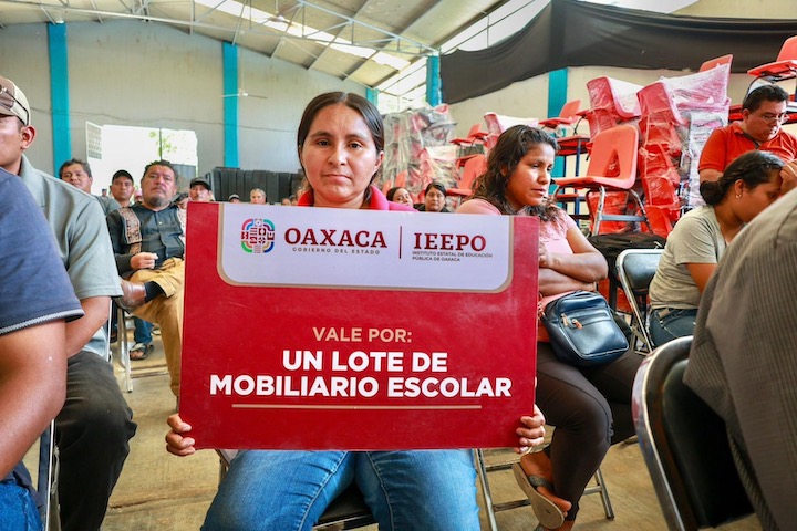 Realiza IEEPO histórica entrega de mobiliario escolar a 128 escuelas públicas de la Sierra Sur