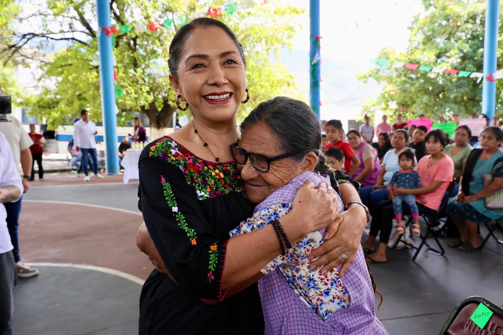 Más de 51 mil personas han recibido lentes de vista cansada por parte del DIF Oaxaca