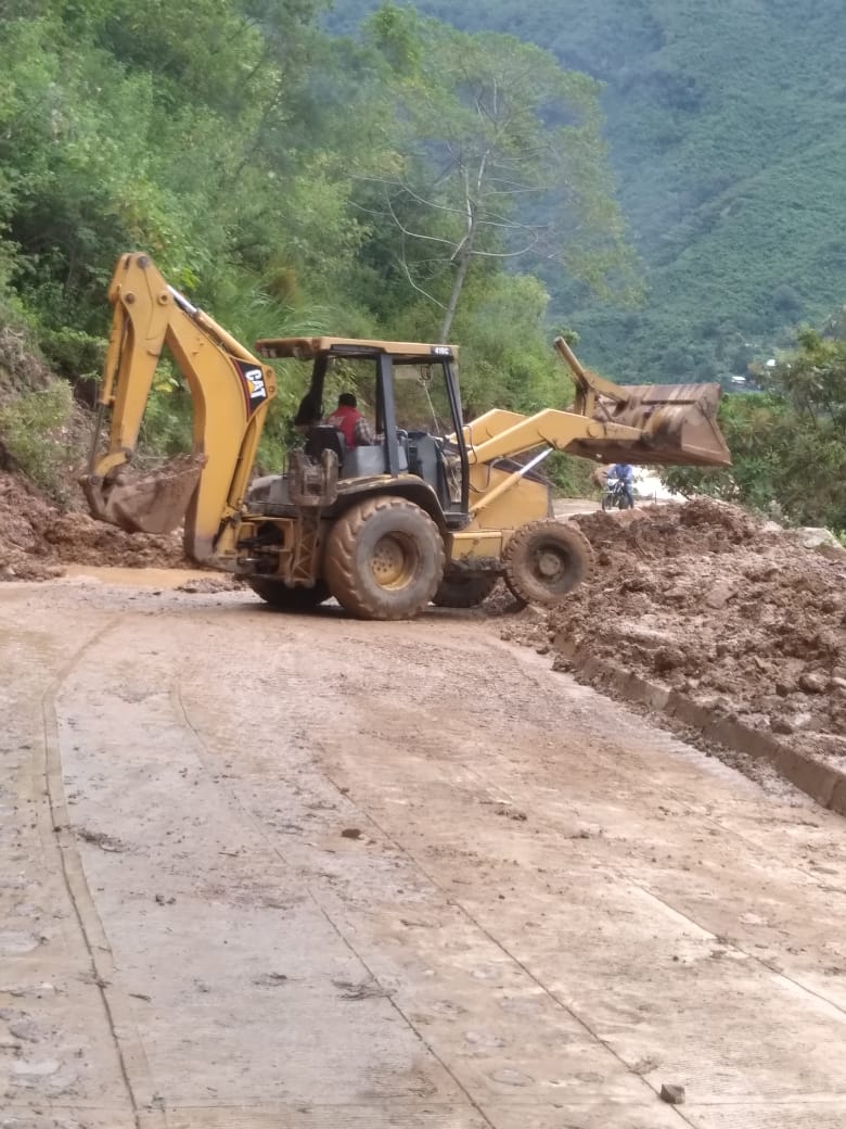 Realiza Gobierno de Oaxaca reapertura de caminos afectados por derrumbes en la Sierra Sur, Mixteca y Costa