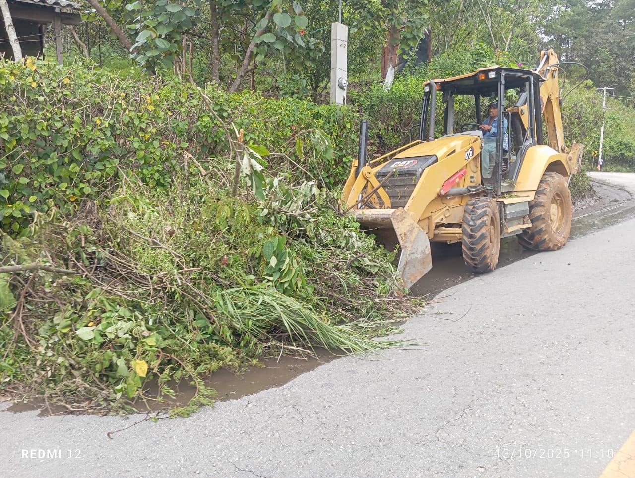 Continúa Cabien con retiro de derrumbes y desazolve en la carretera San Lucas Cerro del Vidrio – Río Grande