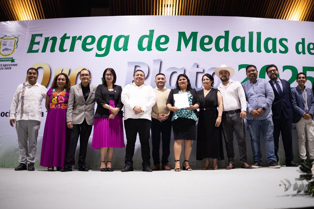 Condecora Gobierno de Oaxaca a 654 personas servidoras públicas con más de 20 años de trayectoria laboral