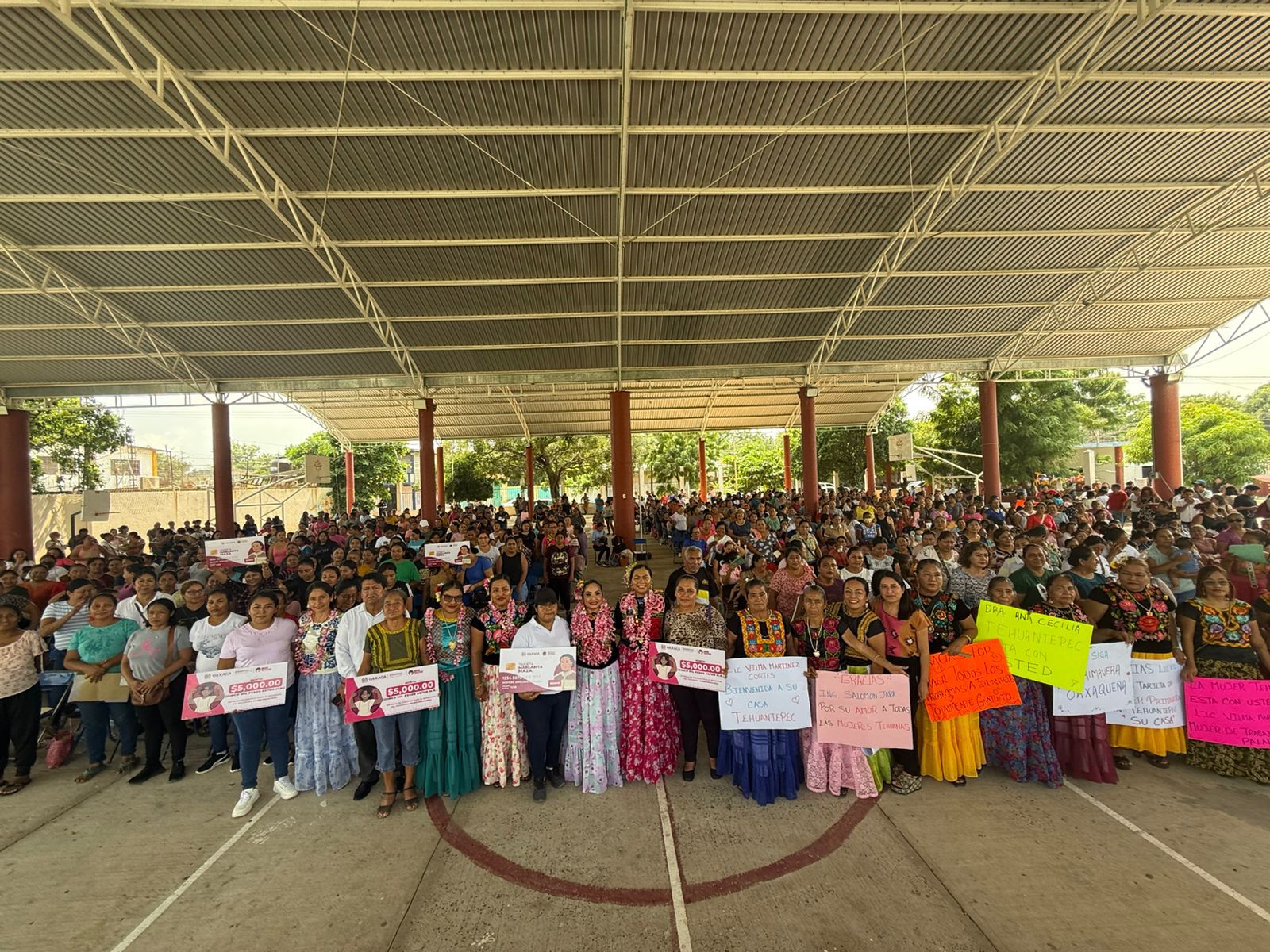 Fortalece Sebienti economía de mujeres en Santo Domingo Tehuantepec con más de 700 apoyos directos