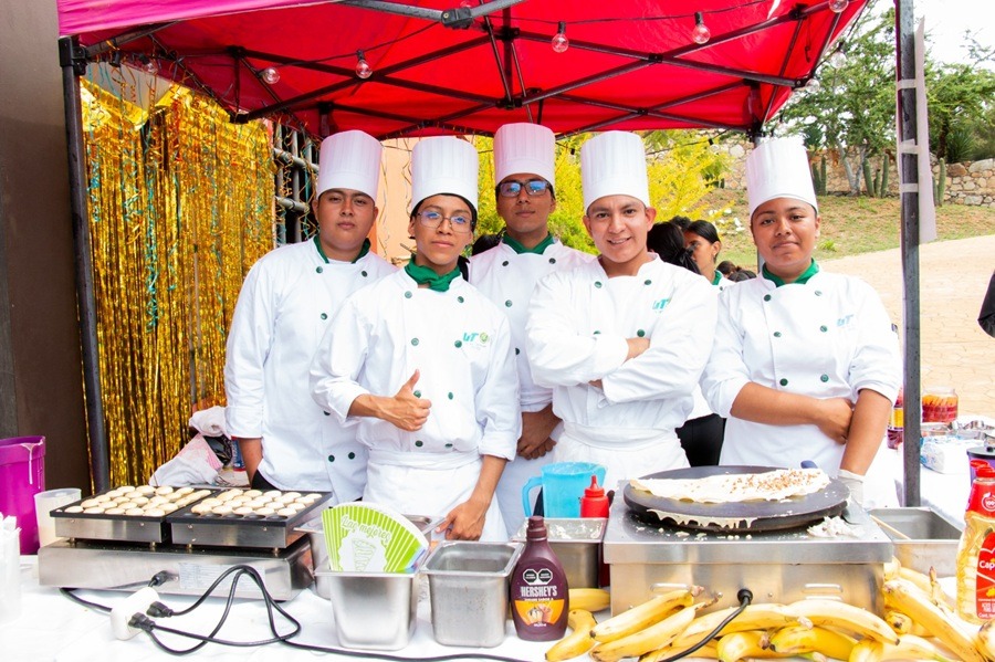 Estudiantes de Gastronomía de la UTVCO celebran Día Internacional del Chef