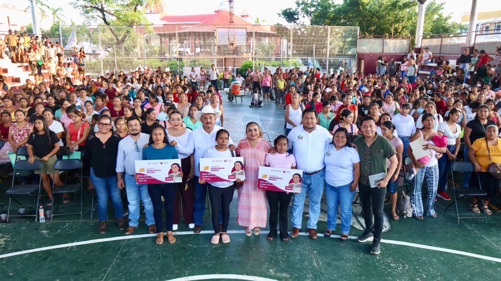 Impulsa Sebienti autonomía económica de las mujeres en San Pedro Pochutla con entrega de tarjetas Margarita Maza