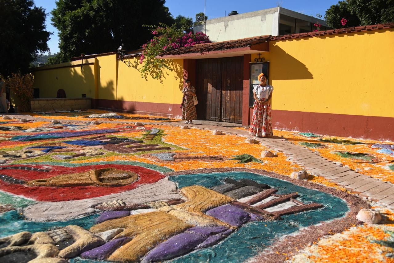 Inaugura Sectur Oaxaca “El río que se hizo camino”, tapete monumental en el Barrio Mágico de Jalatlaco