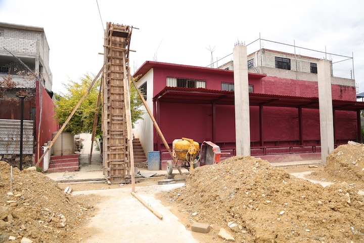 Construye Primavera Oaxaqueña techado de la cancha de la agencia Donají