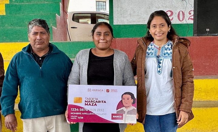 Entrega Sebienti 60 tarjetas Margarita Maza para fortalecer la economía de mujeres en Santa María Tlahuitoltepec