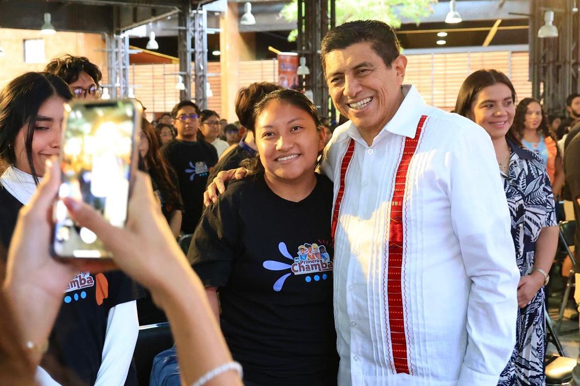 Abre Salomón Jara oportunidades de trabajo a más de mil jóvenes con entrega de tarjetas de Mi Primera Chamba