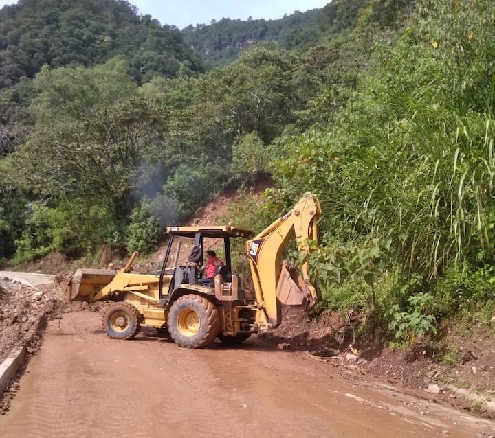 Atiende Cabien derrumbes en camino Santa María Yucuhiti-Yosotato