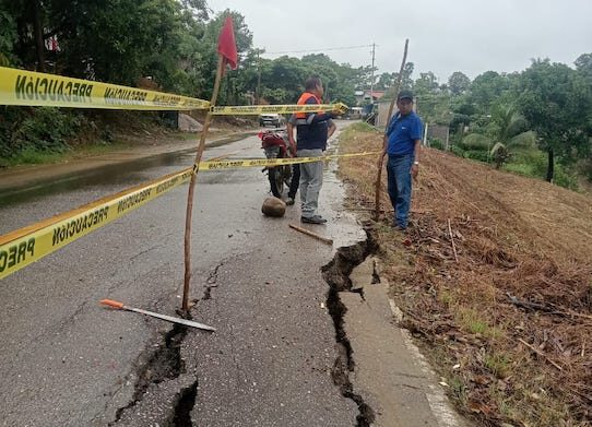Exhorta CEPCyGR extremar precauciones por hundimiento en carretera federal 135, tramo Tuxtepec – Jalapa de Díaz