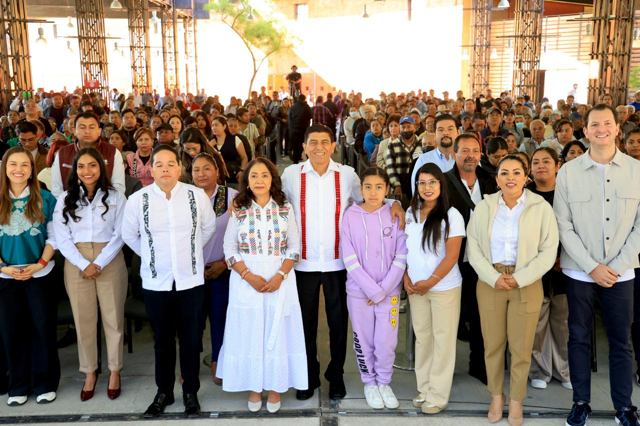 Con entrega de apoyos, Primavera Oaxaqueña acompaña y cuida de quienes lo necesitan en las ocho regiones