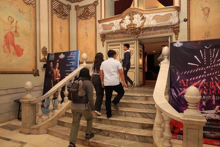 Con éxito total, Gobierno de Oaxaca proyecta “Frankenstein” de Guillermo del Toro en el teatro Macedonio Alcalá