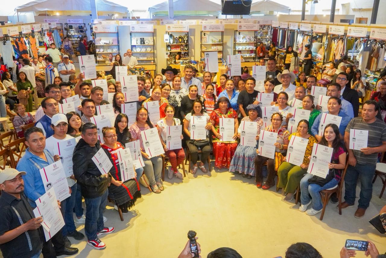Entrega Sedeco 50 certificados “Hecho en Oaxaca” a personas artesanas y empresas productoras y agroindustriales