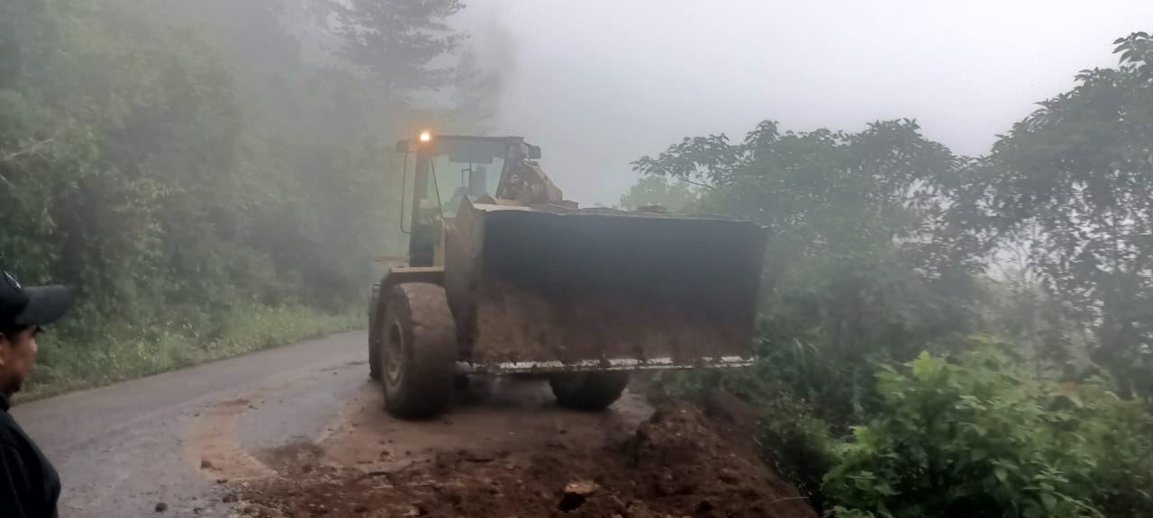 Retira Cabien derrumbes en caminos de la Sierra de Juárez y Costa
