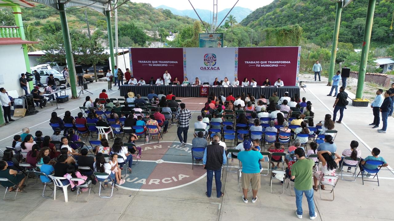 Asigna Gobierno de Oaxaca apoyos a productores de mezcal de San Juan Lajarcia