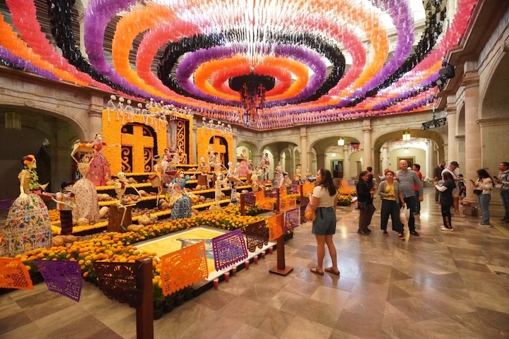 Cerca de 15 mil personas visitaron el Altar Monumental de Palacio de Gobierno