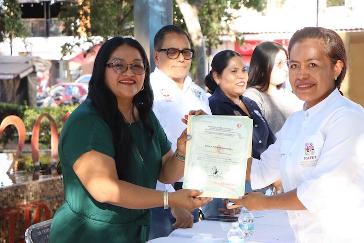 Entrega Icapet constancias de capacitación en Huajuapan de León
