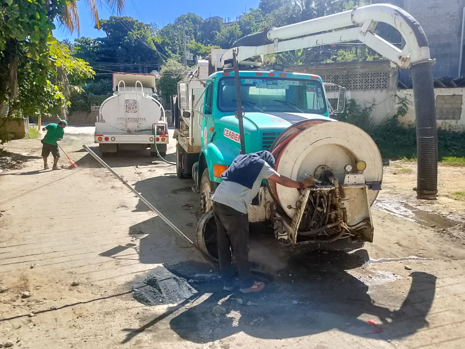 Concluye Ceabien trabajos de limpieza y desazolve en la red de alcantarillado sanitario de Santa María Colotepec