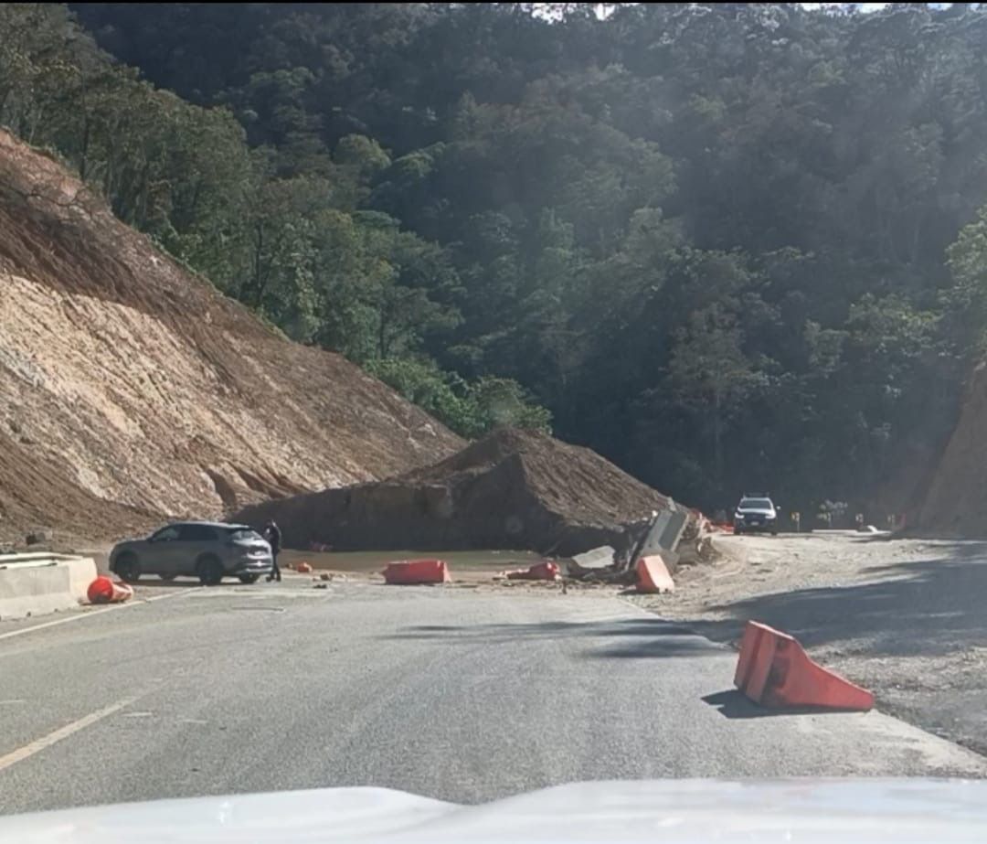 Emite Protección Civil recomendaciones por presencia de material suelto y deslaves en la carretera Barranca Larga–Ventanilla