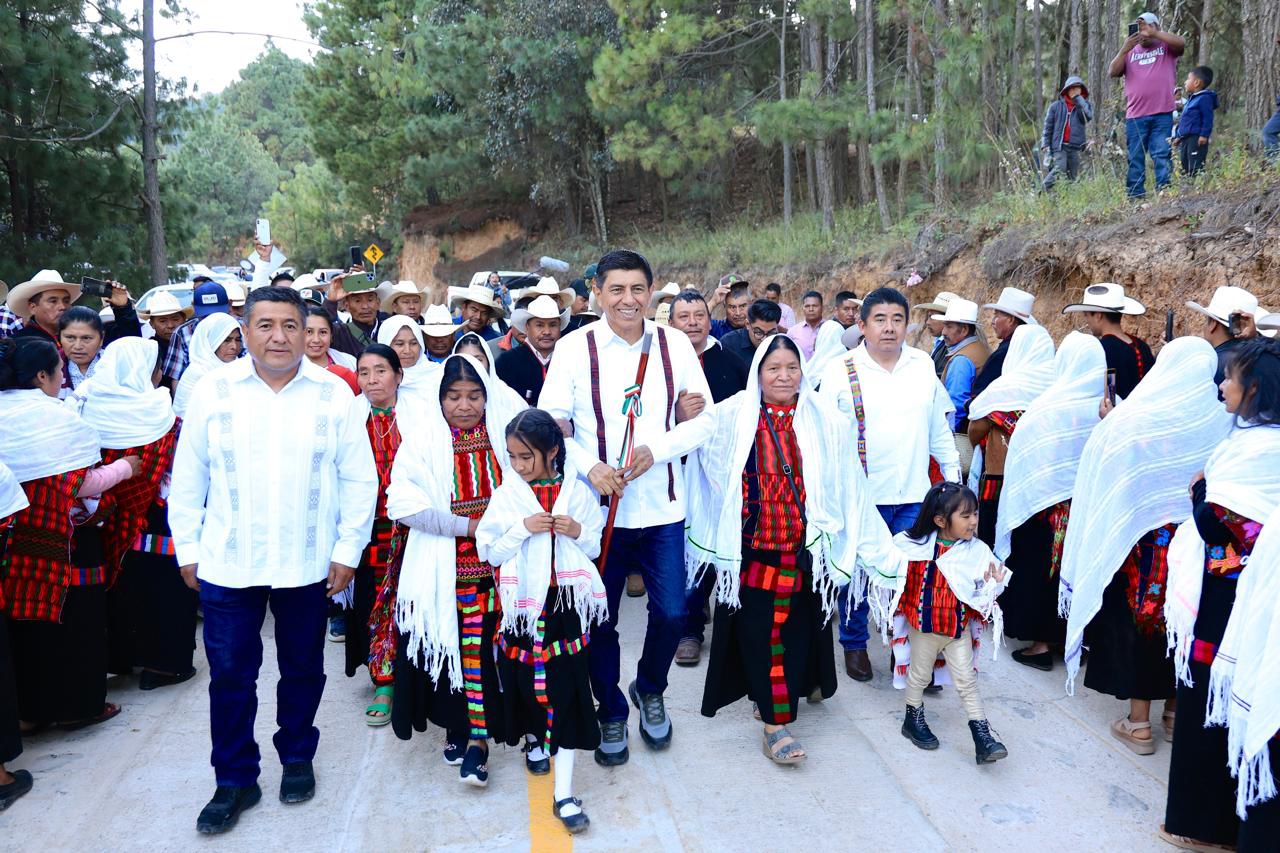 Oaxaca avanza con hechos: entrega Salomón Jara segunda etapa de camino Santa María Yucunicoco-Juxtlahuaca