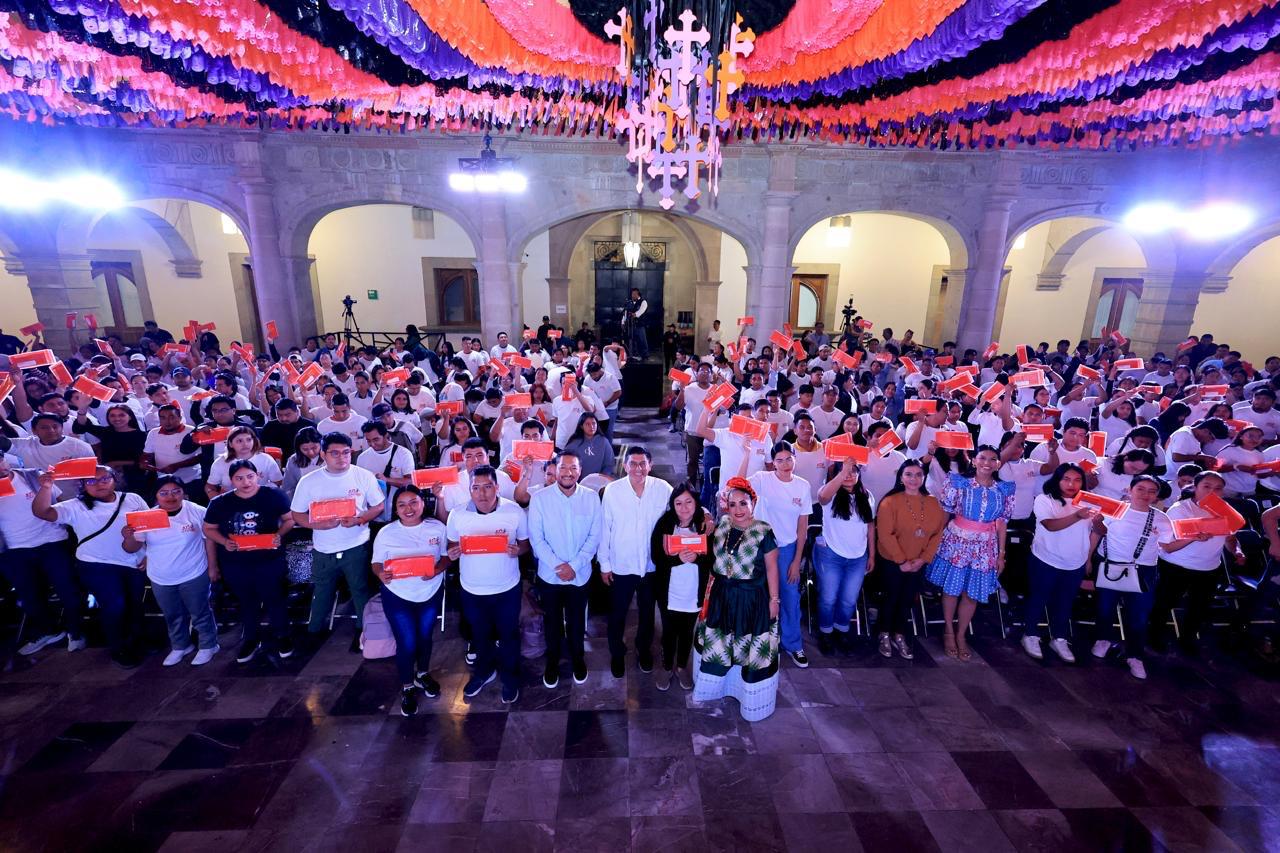 Con la entrega de mil 500 tarjetas del programa Mi Primera Chamba, Salomón Jara abre oportunidad laboral a jóvenes