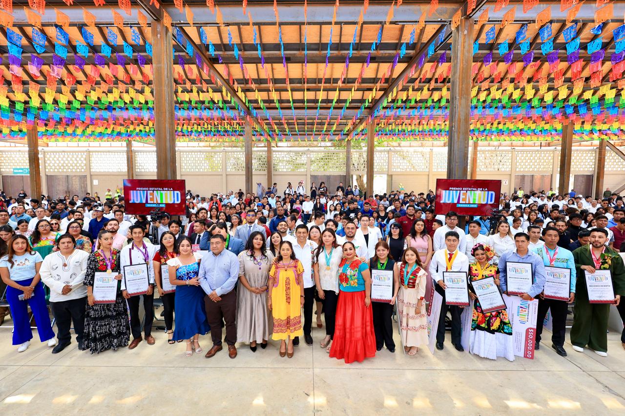 Con entrega del Premio Estatal de la Juventud 2025, Gobernador de Oaxaca reconoce fuerza transformadora de este sector