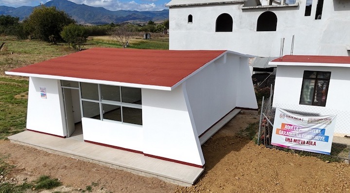 Entrega Gobierno de Oaxaca aula escolar en comunidad de San Andrés Zautla