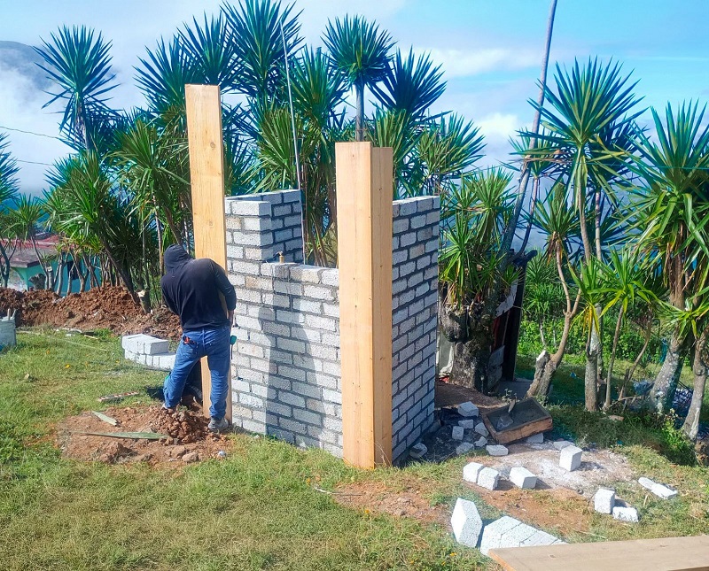 Avanza Ceabien en construcción de 23 sanitarios en la Sierra de Flores Magón