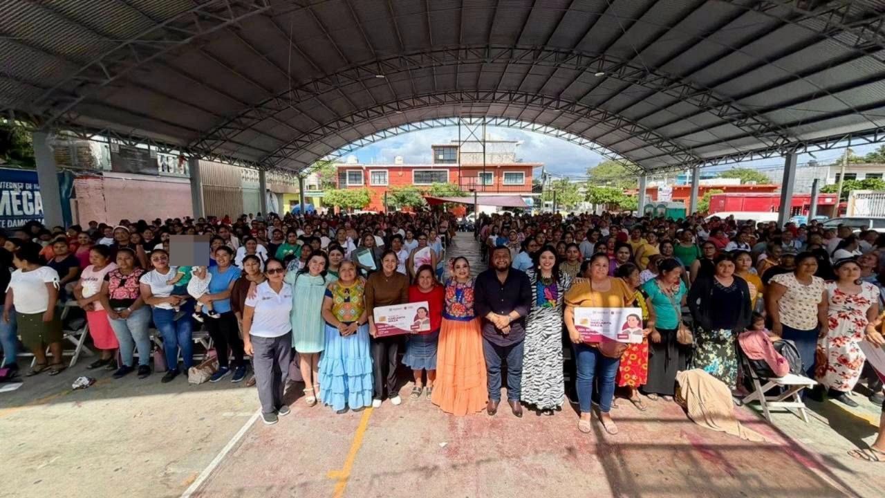 Jefas de familia de Juchitán de Zaragoza beneficiadas con 682 tarjetas Margarita Maza: Sebienti