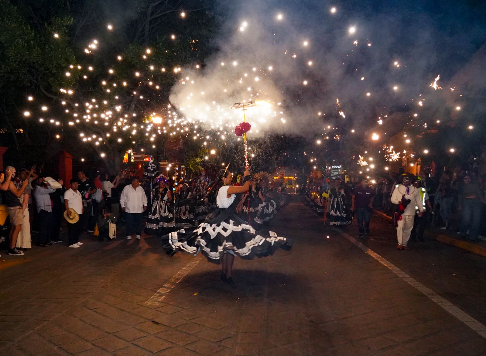 Las calles de Oaxaca se llenan de vida con la Gran Comparsa del Día de Muertos