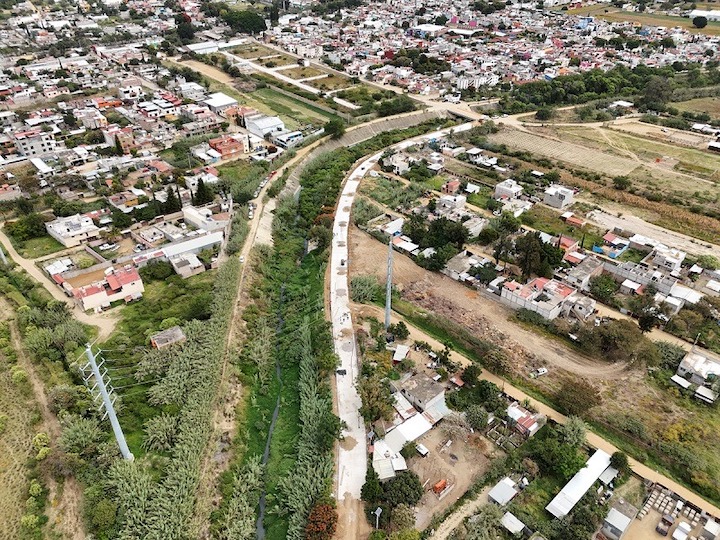 Pavimenta SIC avenida Río Salado en Santa Cruz Amilpas con concreto hidráulico