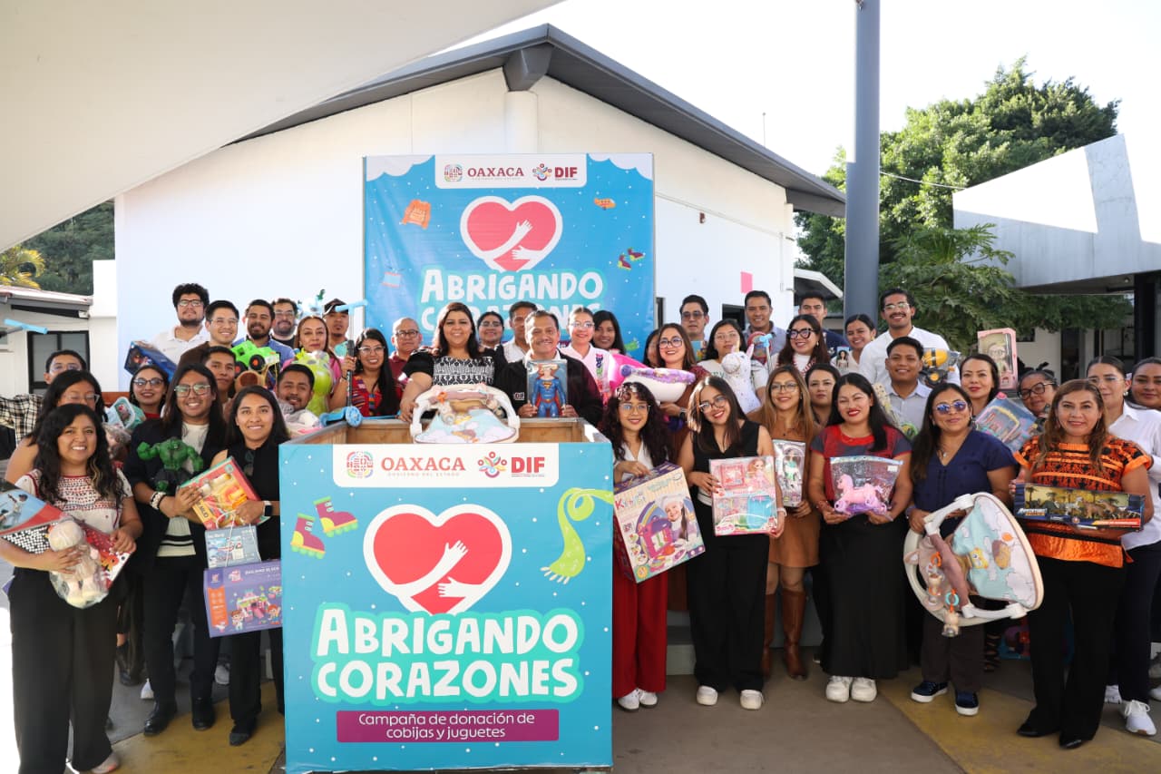 Con juguetes, se suma Coordinación de Comunicación Social a la campaña Abrigando Corazones 2025