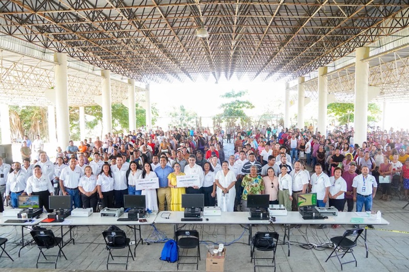 Cumplen Gobierno de Oaxaca y Federación con Mipymes afectadas por el paso del huracán Erik en Pinotepa Nacional