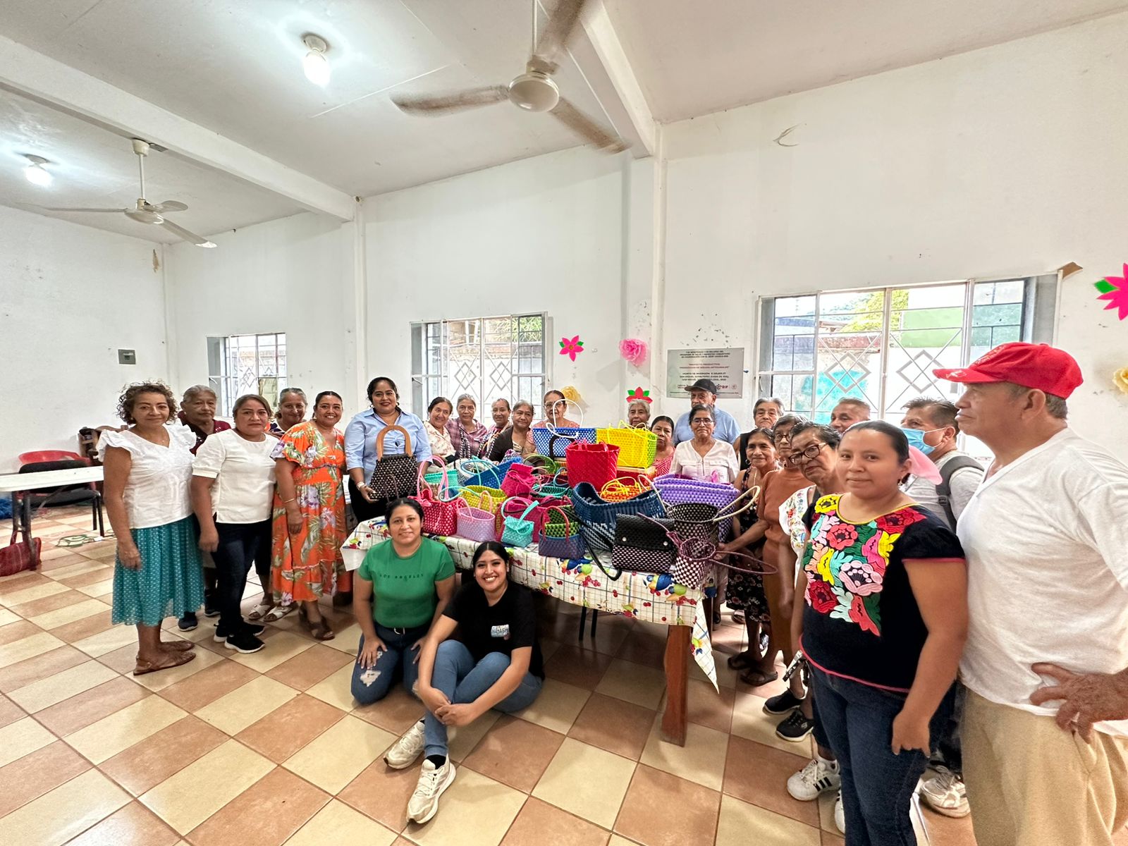 Impulsa DIF Oaxaca la producción de bolsas artesanales en San Miguel Soyaltepec para fortalecer la economía local