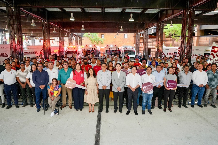 Entrega Salomón Jara 21 ambulancias de traslado para fortalecer la atención médica en Oaxaca
